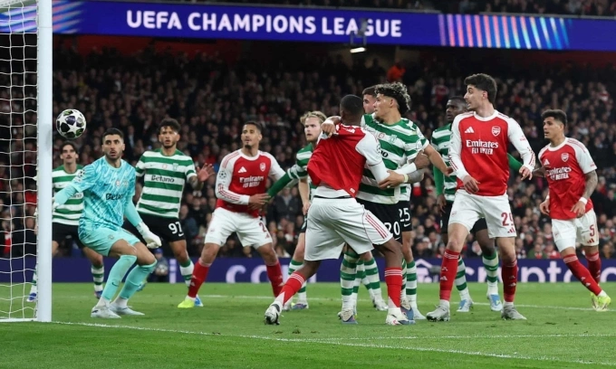 Arsenal (áo đỏ) trong tình huống phạt góc ở trận hòa Sporting tại lượt về tứ kết Champions League trên sân Emirates, thành phố London, Vương quốc Anh tối 15/4/2026. Arsenal thực hiện phạt góc trước Sporting Lisbon