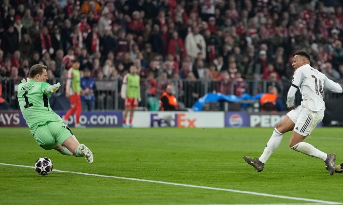 Tình huống Mbappe nâng tỷ số lên 3-2 ở lượt về. Ảnh: AP