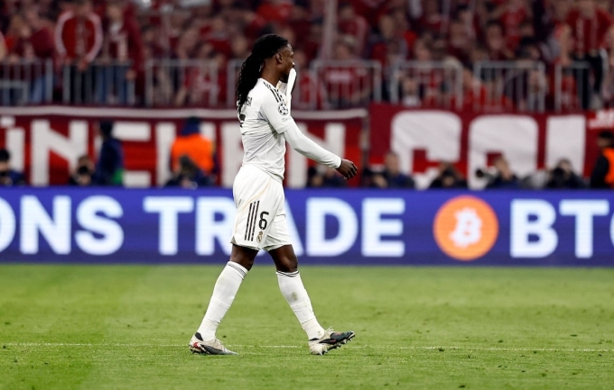 Camavinga rời sân sau khi bị truất quyền thi đấu. Camavinga rời sân sau khi nhận thẻ đỏ trong trận Bayern vs Real