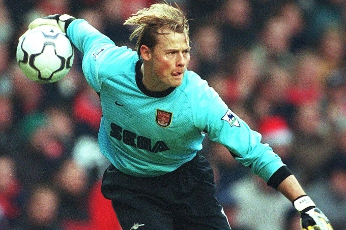 Manninger trong màu áo Arsenal giai đoạn 1997-2002. Ảnh: Irish Sun