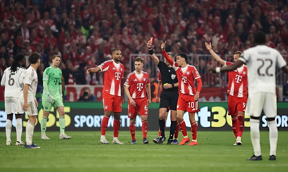 Diaz: 'Real đáng nhận thẻ đỏ'