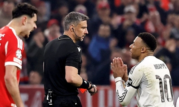 Mbappe cầu xin trọng tài sau khi ông rút thẻ đỏ cho Camavinga Mbappe cầu xin trọng tài sau khi ông rút thẻ đỏ cho Camavinga