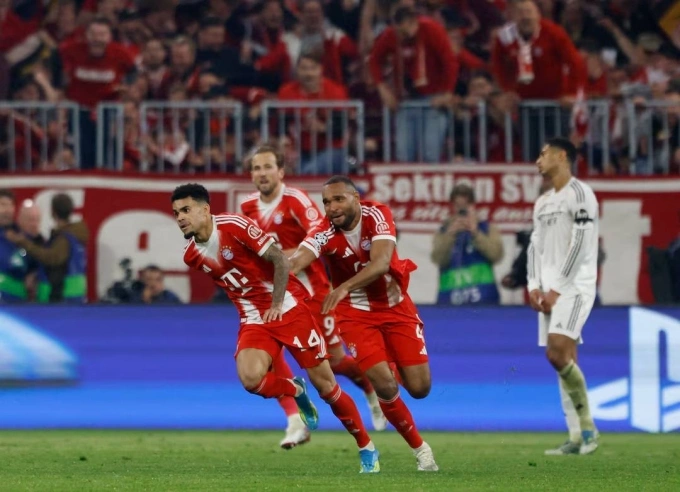 Các cầu thủ Bayern ăn mừng trong trận thắng Real 4-3 ở lượt về vòng tứ kết Champions League, trên sân Allianz Arena tối 15/4. Các cầu thủ Bayern mừng bàn trong trận thắng Real 4-3 ở lượt về vòng tứ kết Champions League, trên sân Allianz Arena tối 15/4.