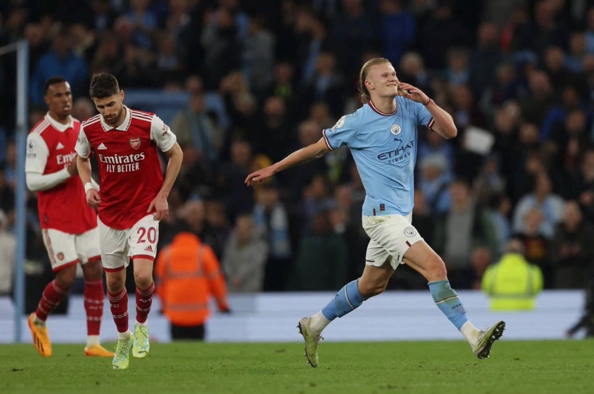 Erling Haaland (phải) vui mừng trong trận Man City thắng Arsenal 4-1 ở vòng 33 Ngoại hạng Anh trên sân Eithad, Manchester, Anh ngày 26/4/2024. Ảnh: Reuters