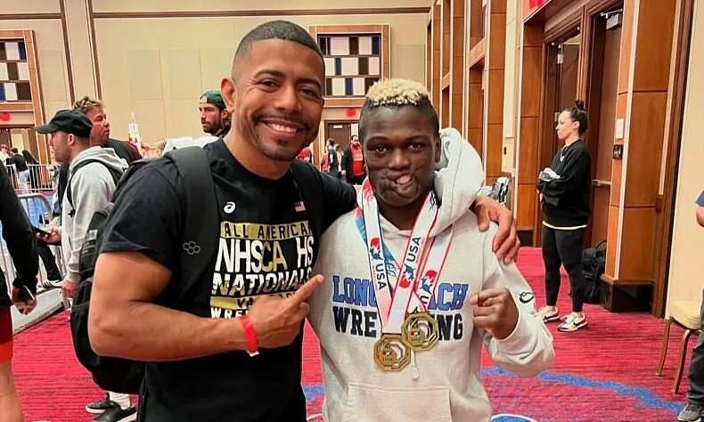 Nạn nhân của tinh tinh trở thành nhà vô địch đấu vật