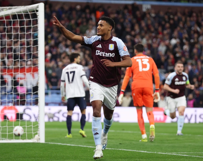 Ollie Watkins mừng bàn trong trận Aston Villa thắng Bologna 4-0 ở lượt về tứ kết Europa League trên sân Villa Park, Birmingham, Anh ngày 16/4/2026. Ảnh: UEFA Ollie Watkins ăn mừng bàn thắng