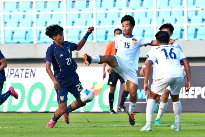 Thái Lan (áo xanh) thua Lào 2-3 ở lượt cuối bảng B giải U17 Đông Nam Á 2026 trên sân Gelora Delta ở Indonesia ngày 18/4/2026. Ảnh: ThailandNT