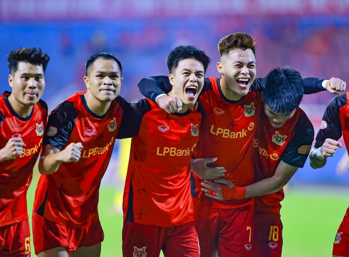 Tiền vệ Ninh Bình Trần Thành Trung (thứ ba từ trái sang) ghi bàn thứ hai trong trận thắng PVF-CAND 3-0 ở vòng 19 V-League 2025-2026, trên sân Ninh Bình ngày 18/4/2026 Tiền vệ Ninh Bình Trần Thành Trung ghi bàn