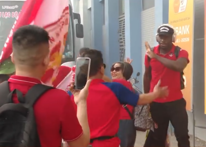 Tiền đạo Hải Phòng Joaquim Lupeta (phải) chào cổ động viên khi đến sân Hà Tĩnh. Tiền đạo Hải Phòng Joaquim Lupeta chào CĐV sân Hà Tĩnh