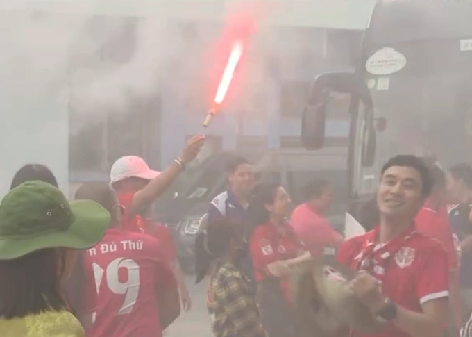 Cổ động viên đốt pháo sáng trước sân Hà Tĩnh chiều 18/4/2026. CĐV Hải Phòng đốt pháo sáng trước sân Hà Tĩnh