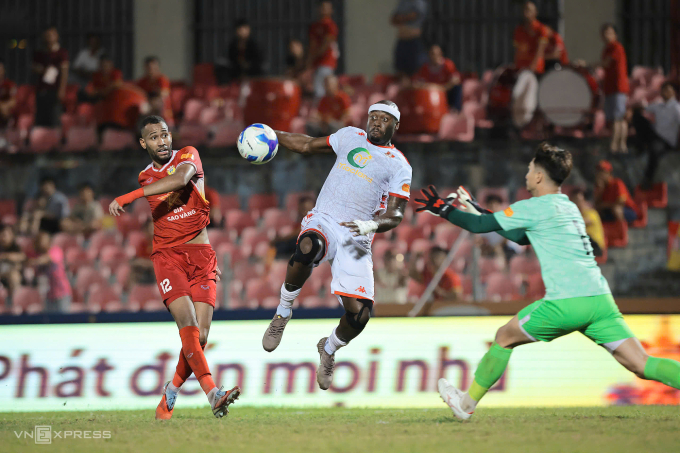 Tiền đạo Hải Phòng Joaquim Lupeta (áo trắng) vào sân thi đấu từ ghế dự bị trong trận thua Hà Tĩnh 0-1 tại vòng 19 V-League. Lupeta vào sân từ ghế dự bị trong trận thua Hà Tĩnh