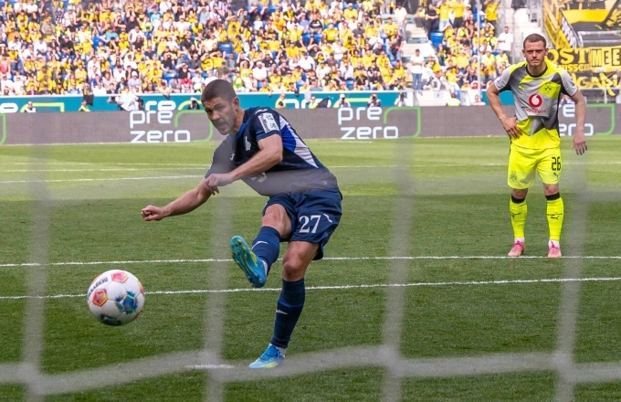 Andrej Kramaric sút phạt đền ghi bàn trong trận Hoffenheim 2-1 Dortmund ở vòng 30 Bundesliga tối 18/4. Ảnh: Imago