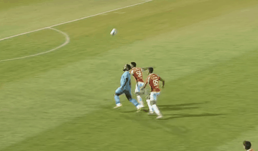 Pha thủ môn Phan Văn Biểu đấm bóng ngoài vòng cấm trận Đà Nẵng thua Nam Định Thủ môn Phan Văn Biểu đấm bóng ngoài vòng cấm