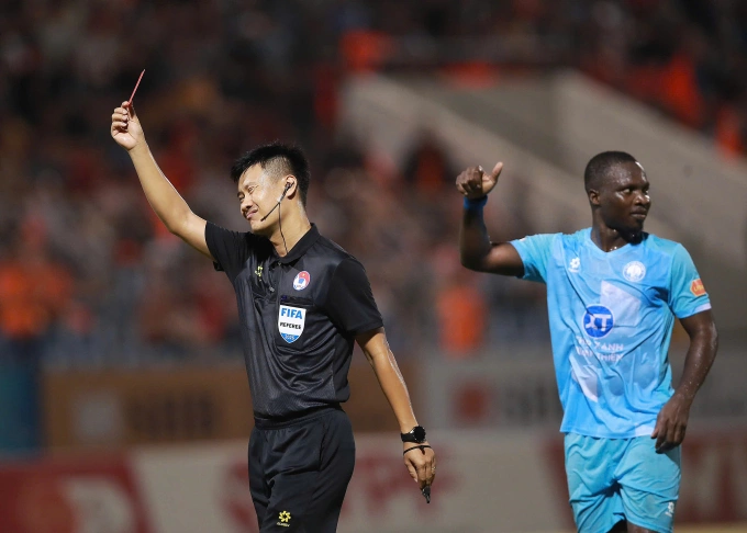 Trọng tài rút thẻ đỏ cho thủ môn Phan Văn Biểu Trọng tài rút thẻ đỏ cho Phan Văn Biểu