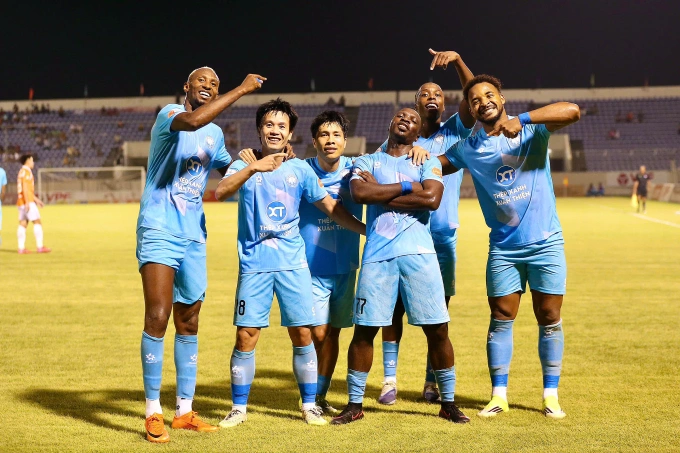 Nguyễn Xuân Son và Chadrac Akolo ghi bàn giúp Nam Định thắng Đà Nẵng Nguyễn Xuân Son và Chadrac Akolo ghi bàn giúp Nam Định thắng