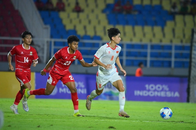 Tiền đạo Việt Nam Nguyễn Văn Dương (áo trắng) thi đấu trong trận hòa Indonesia 0-0 ở lượt cuối bảng A U17 Đông Nam Á 2026, trên sân Gelora Delta ở Indonesia ngày 19/4/2026. Ảnh: VFF