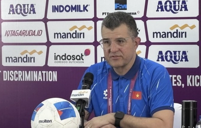 HLV Cristiano Roland trả lời họp báo sau trận Việt Nam hòa Indonesia 0-0 ở lượt cuối bảng A U17 Đông Nam Á 2026, trên sân Gelora Delta ở Indonesia ngày 19/4/2026. Ảnh: CNN Indonesia