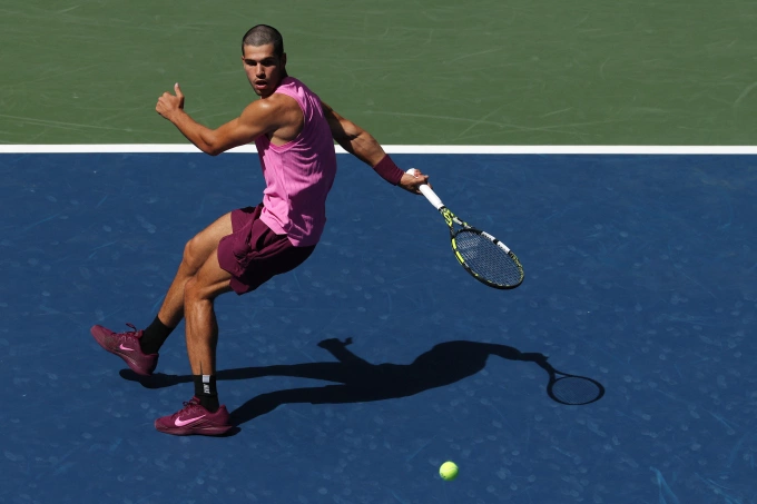 Alcaraz đánh bóng sau lưng trong trận đấu ở vòng 1/8 Mỹ Mở rộng trên sân Arthur Ashe Alcaraz đánh bóng ở vòng 1/8 Mỹ Mở rộng