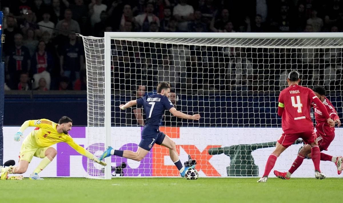 Khvicha Kvaratskhelia thi đấu cho PSG Khvicha Kvaratskhelia trong màu áo PSG