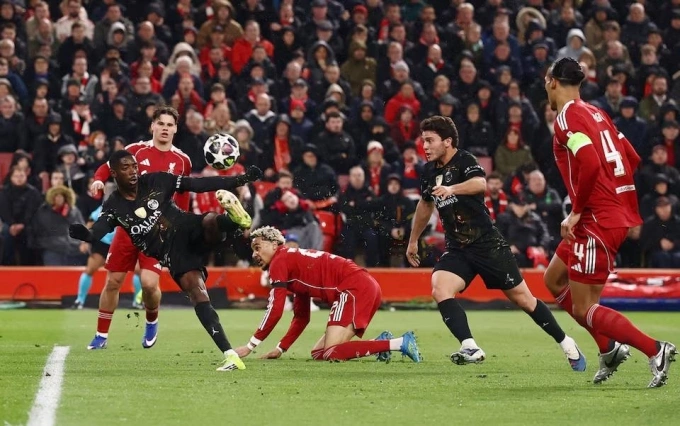 Dembele (áo đen) dứt điểm trong trận Liverpool 0-2 PSG ở lượt về tứ kết Champions League hôm 14/4, trên sân Anfield. Dembele dứt điểm trong trận PSG thắng Liverpool tại Champions League