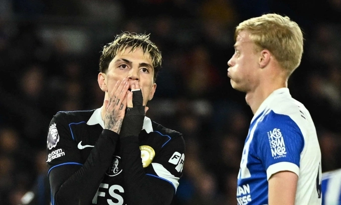 Garnacho ôm mặt tiếc nuối sau khi bỏ lỡ cơ hội ở trận Chelsea thua Brighton 0-3 trên sân AmEx, thành phố Brighton, Vương quốc Anh, trận sớm vòng 34 Ngoại hạng Anh tối 21/4/2026. Ảnh: Reuters