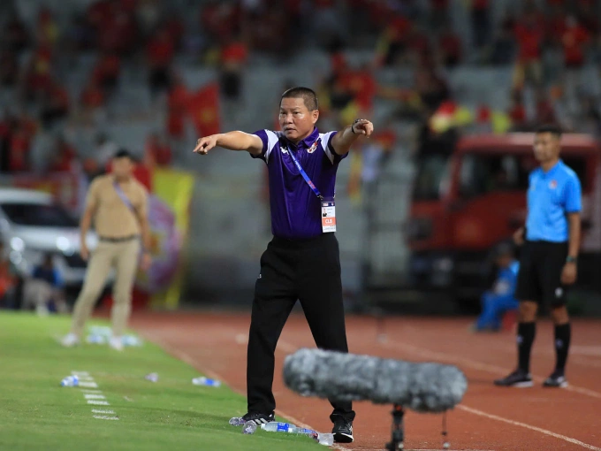 HLV Chu Đình Nghiêm của Hải Phòng chỉ đạo trong trận thắng PVF-CAND 3-1 ở vòng 2 V-League 2025-2026 HLV Chu Đình Nghiêm chỉ đạo trận đấu