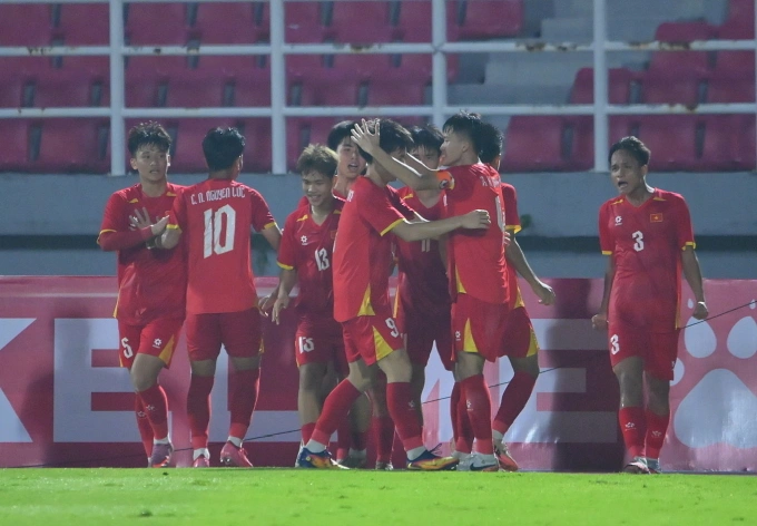 Việt Nam mừng bàn thắng của Nguyễn Mạnh Cường (số 3) ở phút bù thứ 4 hiệp một, trong trận thắng Australia 2-1 tại bán kết U17 Đông Nam Á 2026, trên sân Gelora Delta ở Indonesia ngày 22/4/2026. Ảnh: Đoàn Huynh