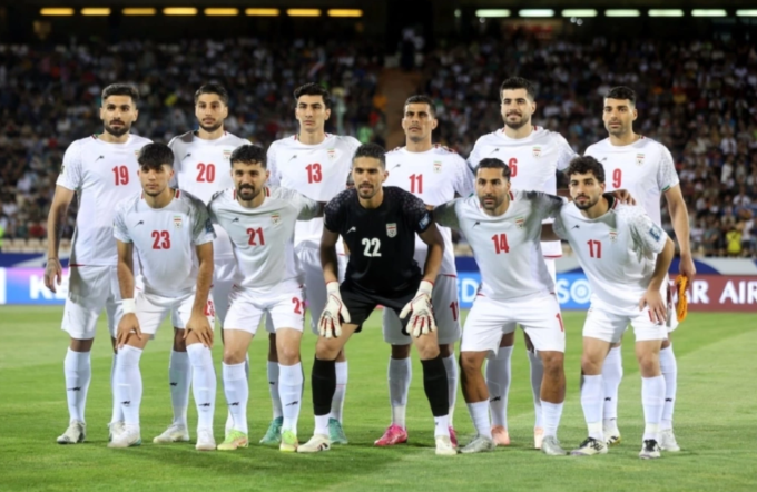 Cầu thủ Iran chụp ảnh trước trận gặp Triều Tiên tại vòng loại World Cup 2026 trên sân Azadi, thành phố Tehran, Iran, tối 10/6/2025. Ảnh: Reuters