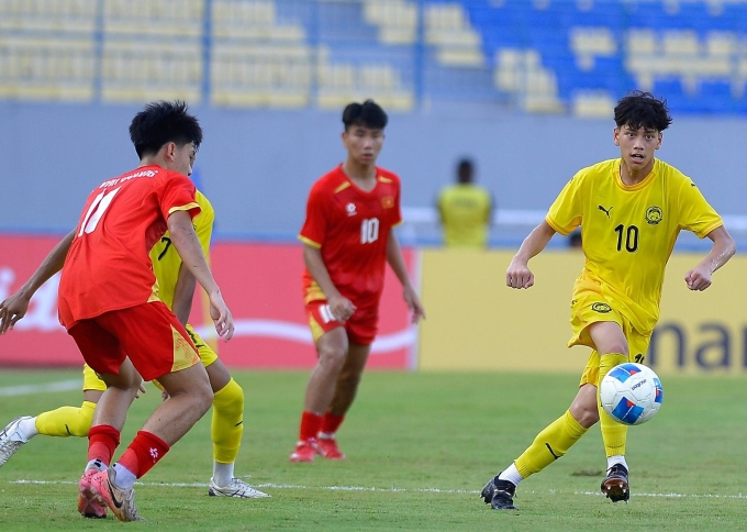 Malaysia (áo vàng) thua Việt Nam 0-4 ở lượt ra quân bảng A U17 Đông Nam Á 2026 trên sân Joko Samudro ở Indonesia ngày 13/4/2026. Ảnh: FAM