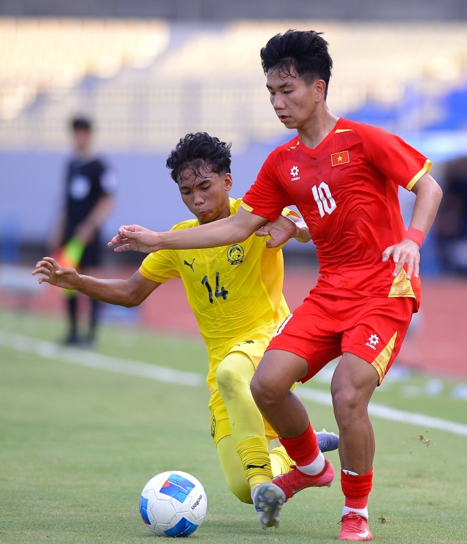 Tiền vệ Việt Nam Chu Ngọc Nguyễn Lực (áo đỏ) thi đấu trong trận thắng Malaysia 4-0 ở lượt ra quân bảng A U17 Đông Nam Á 2026. Ảnh: FAM