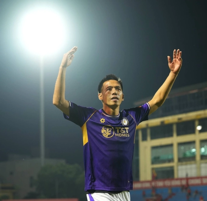 Tiền đạo Hà Nội FC Nguyễn Văn Quyết ăn mừng cùng người hâm mộ sau khi thắng Ninh Bình 3-2 tại vòng 20 V-League 2025-2026, trên sân Ninh Bình ngày 24/4/2026. Ảnh: Hà Nội FC Tiền đạo Hà Nội FC Nguyễn Văn Quyết ăn mừng cùng người hâm mộ sau khi thắng Ninh Bình 3-2 tại vòng 20 V-League 2025-2026