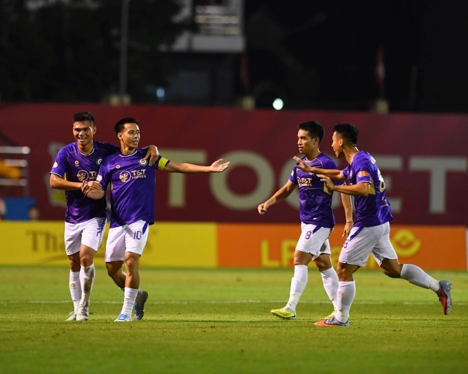 Tiền đạo Hà Nội FC Nguyễn Văn Quyết (thứ hai từ trái sang) mừng bàn nâng tỷ số lên 3-1 trong trận thắng Ninh Bình 3-2 tại vòng 20 V-League 2025-2026, trên sân Ninh Bình ngày 24/4/2026. Ảnh: Hà Nội FC Tiền đạo Hà Nội FC Nguyễn Văn Quyết mừng bàn nâng tỷ số lên 3-1