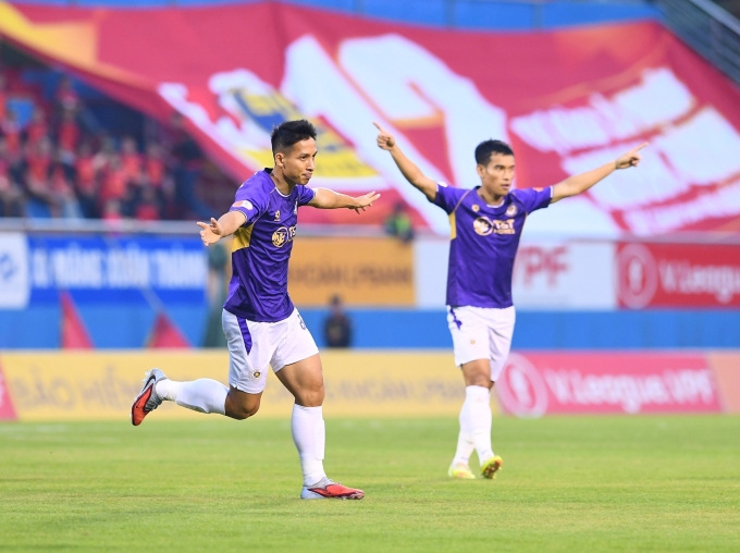 Tiền vệ Hà Nội FC Đỗ Hùng Dũng (trái) mừng bàn mở tỷ số trong trận thắng Ninh Bình 3-2 tại vòng 20 V-League 2025-2026, trên sân Ninh Bình ngày 24/4/2026. Tiền vệ Hà Nội FC Đỗ Hùng Dũng ăn mừng bàn mở tỷ số