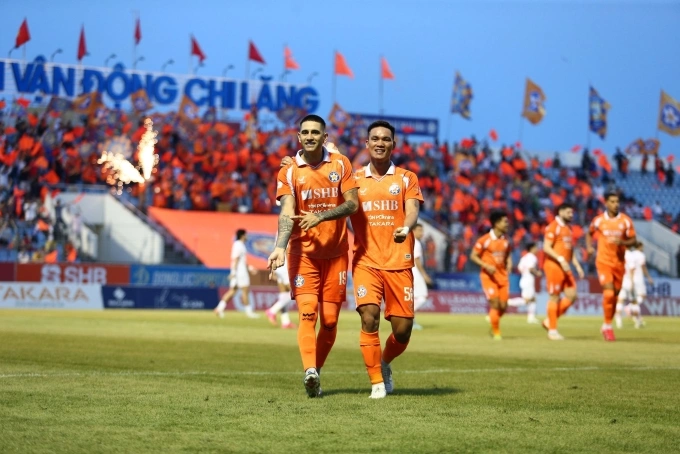 Tiền vệ Đà Nẵng Joel Lopez (trái) lập cú đúp trong trận hòa Thể Công 3-3 ở vòng 20 V-League 2025-2026, trên sân Chi Lăng ở Đà Nẵng ngày 26/4/2026. Tiền vệ Đà Nẵng Joel Lopez lập cú đúp trận hòa Thể Công
