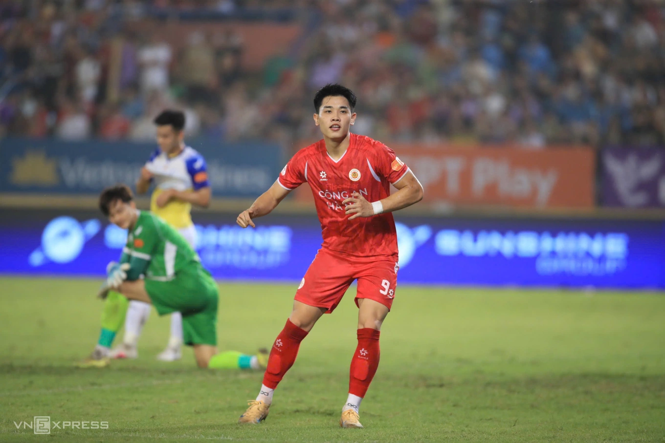 Đình Bắc đi vào lịch sử V-League sau cú hat-trick vào lưới đội bóng quê hương 1 Đình Bắc lần đầu ghi hat-trick ở V-League - Báo VnExpress Thể thao