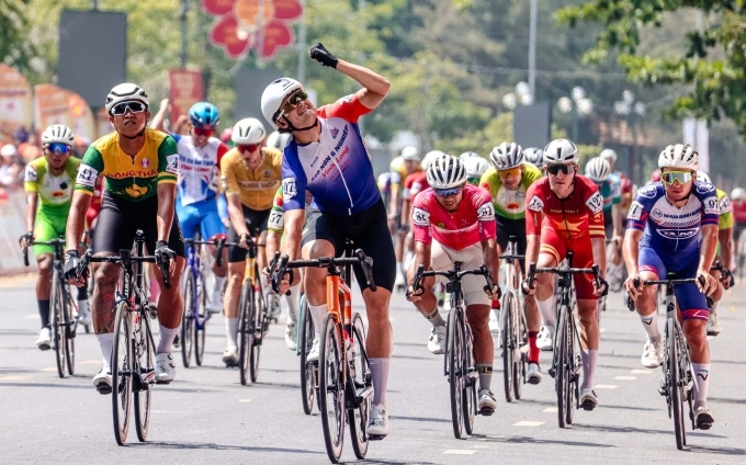 Patterson mừng chiến thắng chặng 22 cuộc đua xe đạp xuyên Việt tranh Cup Truyền hình HTV 2026, trưa 27/4. Ảnh: Huy Phạm