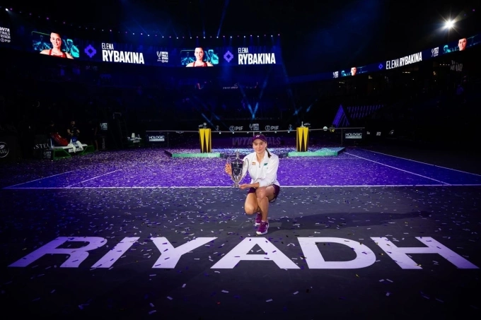 Rybakina mừng danh hiệu WTA Finals với khoản tiền thưởng kỷ lục 5,23 triệu USD trên sân King Saud University Elena Rybakina vui mừng sau chiến thắng WTA Finals tại Riyadh