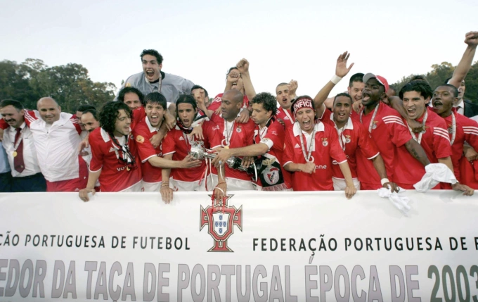 Cristiano Roland (thứ 7 từ phải sang) cùng Benfica đoạt Cup Quốc gia Bồ Đào Nha 2003-2004, sau khi thắng Porto - vừa vô địch Champions League - 2-1 ở chung kết trên sân Estadio Nacional vào ngày 16/5/2004. Ảnh: Benfica