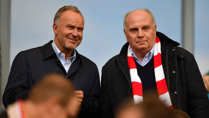 Karl-Heinz Rummenigge (trái) và Uli Hoeness (phải). Karl-Heinz Rummenigge và Uli Hoeness.