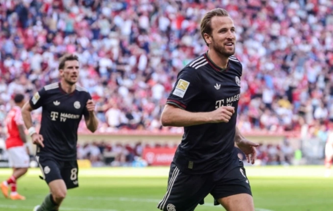 Harry Kane ăn mừng bàn thắng quyết định cho Bayern Harry Kane ăn mừng bàn thắng Bayern vs Mainz