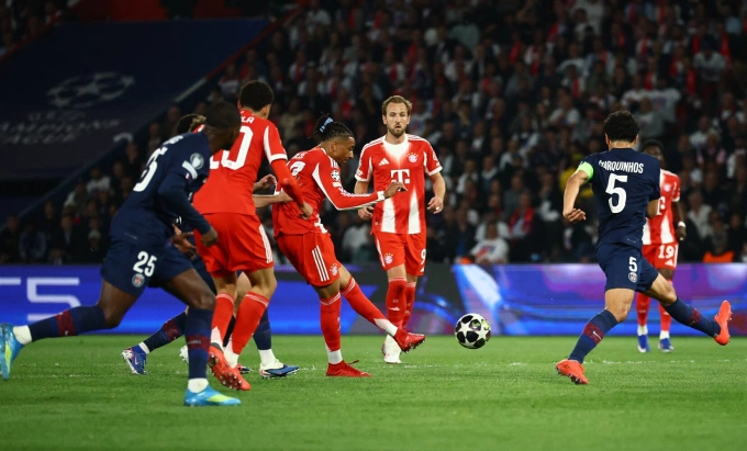 Olise gỡ hòa 2-2 cho Bayern trong một ngày chơi thăng hoa. Olise gỡ hòa 2-2 cho Bayern trong một ngày chơi thăng hoa.