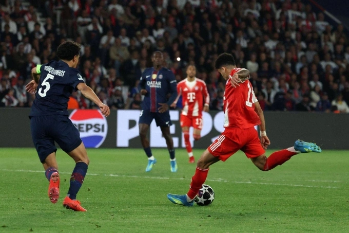 Luis Diaz rút ngắn tỷ số trong trận PSG 5-4 Bayern ở lượt đi bán kết Champions League trên sân Parc des Princes tối 28/4. Luis Diaz lập công cho Bayern trước PSG