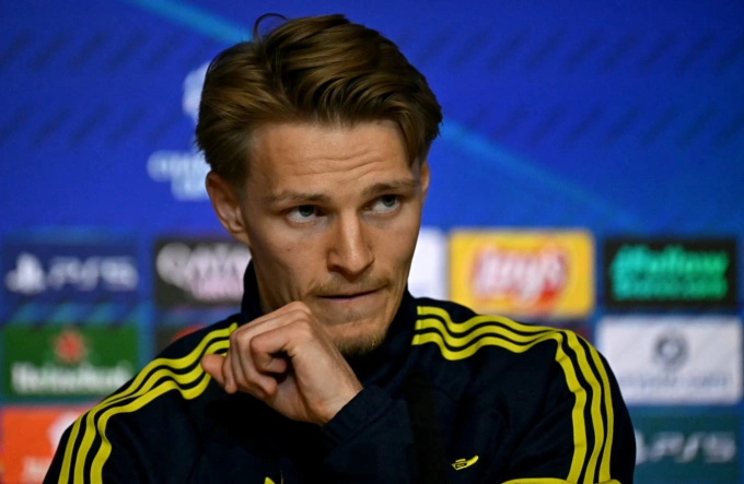 Martin Odegaard trong buổi họp báo trước trận Arsenal gặp Atletico ở lượt đi bán kết Champions League ngày 28/4. Martin Odegaard họp báo trước trận Arsenal gặp Atletico