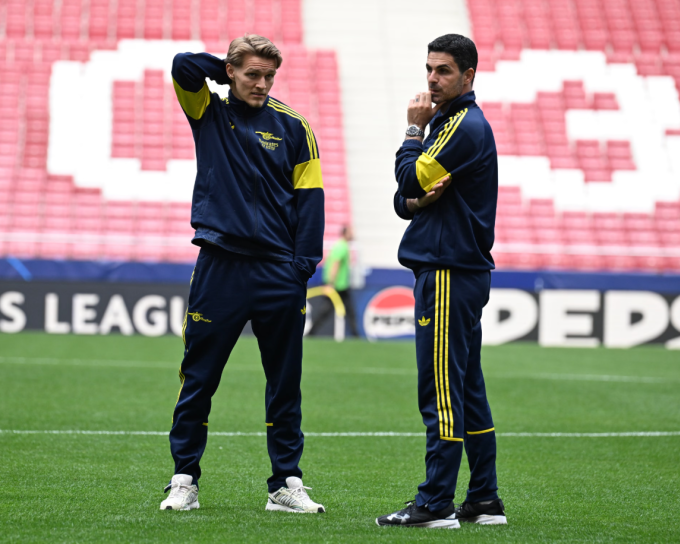 HLV Mikel Arteta (phải) và Martin Odegaard kiểm tra mặt sân Metropolitano trước trận lượt đi bán kết Champions League ngày 28/4. Ảnh: Arsenal FC HLV Mikel Arteta và Martin Odegaard tại sân Metropolitano