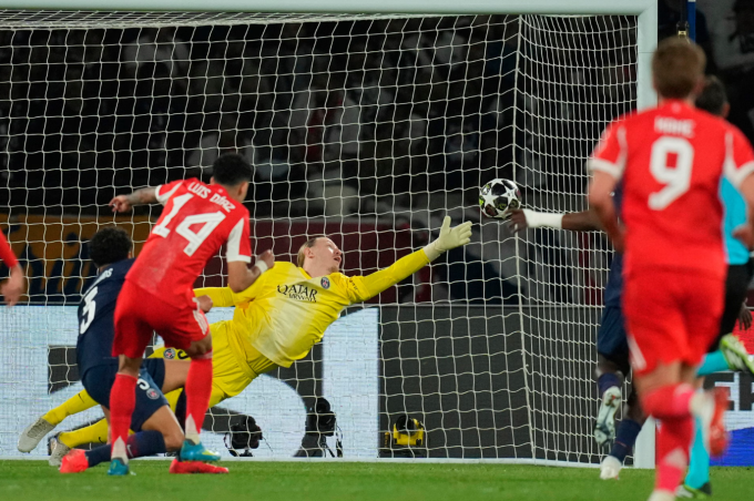Luis Diaz ghi bàn ấn định tỷ số, trong trận Bayern thua PSG 4-5 ở lượt đi bán kết Champions League trên sân Parc des Princes, Paris, Pháp ngày 28/4/2026. Ảnh: AP Luis Diaz ghi bàn ấn định tỷ số trận Bayern thua PSG 4-5