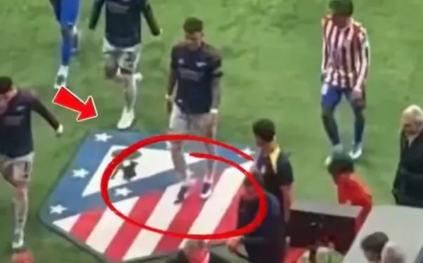 Ben White trong lúc tiến vào đường hầm sân Metropolitano đã bước lên logo Atletico Madrid. Ben White bước lên logo Atletico