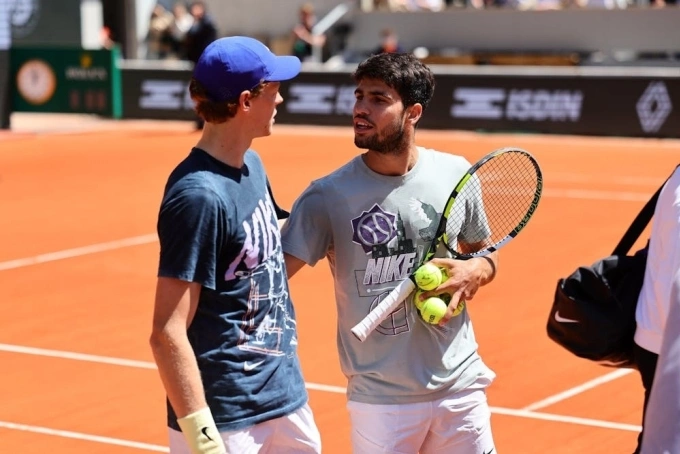 Alcaraz (phải) và Sinner trong một buổi tập ở Roland Garros 2025 tại Paris, Pháp hồi tháng 5 năm ngoái. Ảnh: Reuters