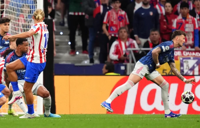 Tình huống Ben White để bóng chạm tay dẫn đến quả penalty cho Atletico Ben White để bóng chạm tay dẫn đến quả penalty cho Atletico