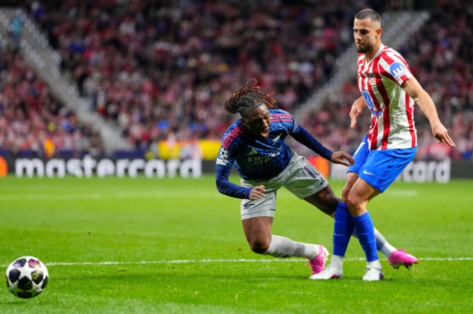 Eberechi Eze ngã trong vòng cấm nhưng Arsenal không được hưởng phạt đền tại lượt đi bán kết Champions League Eberechi Eze ngã trong vòng cấm nhưng Arsenal không được hưởng phạt đền