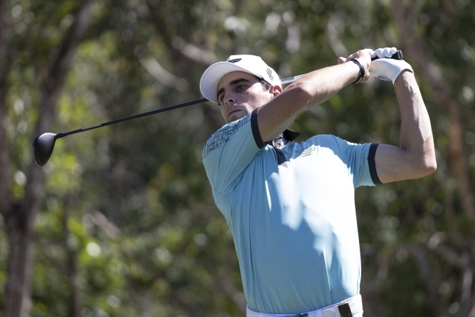 Golfer Joaquín Niemann, đội trưởng đội Torque GC, phát bóng trên hố 7 vòng 1 LIV Golf Mayakoba trên sân El Camaleón, ở Playa del Carmen, Mexico ngày 2/2/2024. Ảnh: AP
